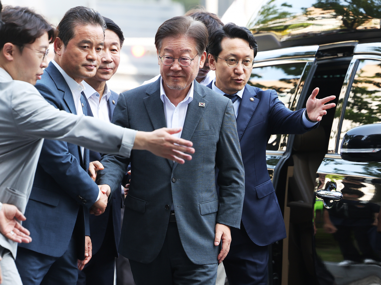 9일 이재명 더불어민주당 대표가 '쌍방울 그룹 대북 송금' 의혹 관련 피의자 신분으로 조사를 받기 위해 수원지방검찰청으로 출석하고 있다. [연합]