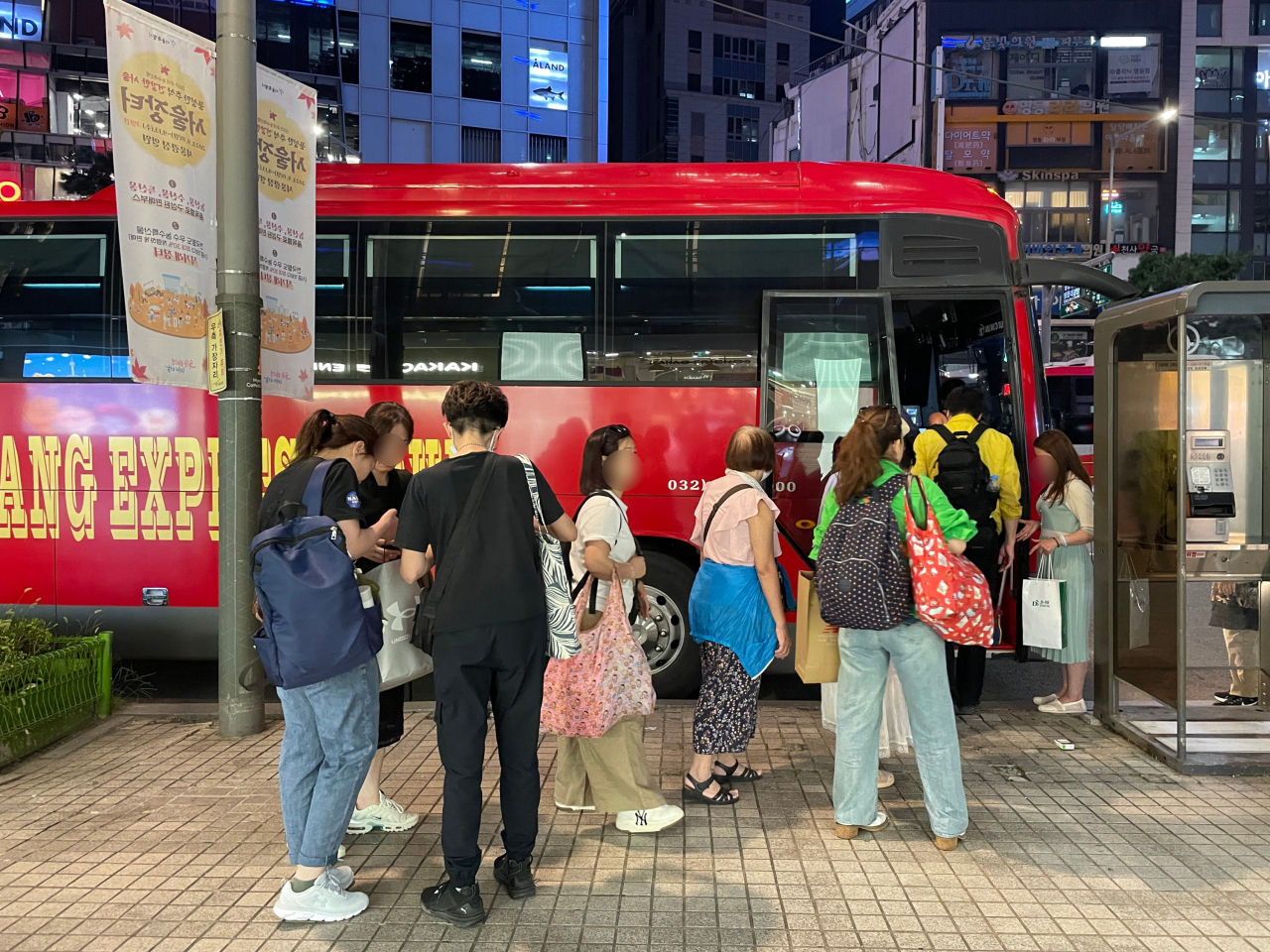 명동에서 관광객들이 관광버스를 탑승하고 있는 모습. [헤럴드경제 DB]