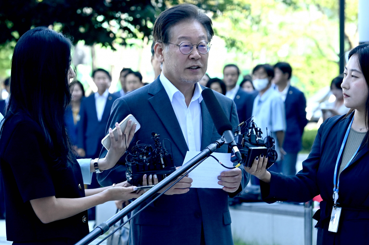 9일 이재명 더불어민주당 대표가 쌍방울그룹 대북송금 의혹 관련 피의자 신분으로 조사를 받기 위해 수원지방검찰청으로 출석하며 발언하고 있다. [연합]