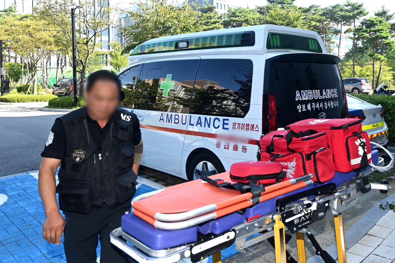 이재명 더불어민주당 대표가 단식 10일차인 9일 쌍방울그룹 대북송금 의혹 관련 피의자 신분 검찰 조사를 받는 가운데, 검찰에 배치된 의료진과 구급차. [연합]