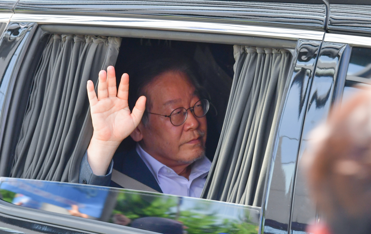 이재명 민주당 대표가 검찰 조사를 받으러 가는 길, 지지자들의 환송에 응해 손을 흔들고 있다. [연합]