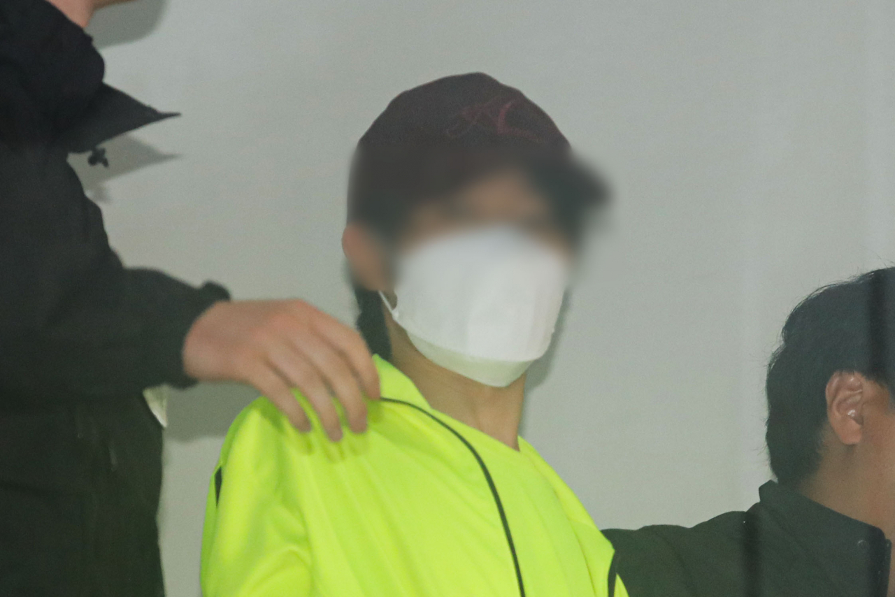 데이트폭력 신고로 경찰 조사를 받은 뒤 헤어진 연인을 살해한 피의자 김모 씨가 5월28일 남부지법에서 열리는 영장실질심사를 받기 위해 서울 금천구 금천경찰서를 나서고 있다. [뉴시스]