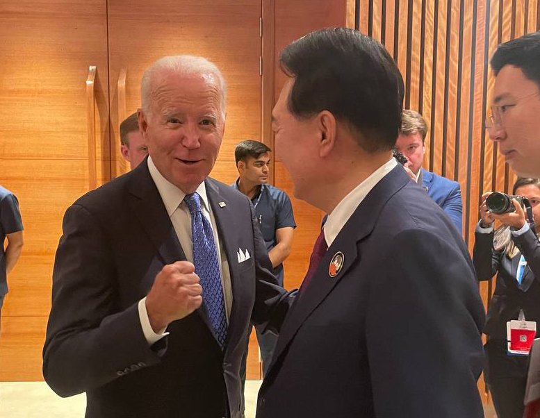 주요 20개국(G20) 정상회의에 참석한 윤석열 대통령과 바이든 미국 대통령이 9일(현지시간) 인도 뉴델리 바라트 만다팜 국제컨벤션센터의 양자회담장 로비에서 만나 대화하고 있다. [연합]