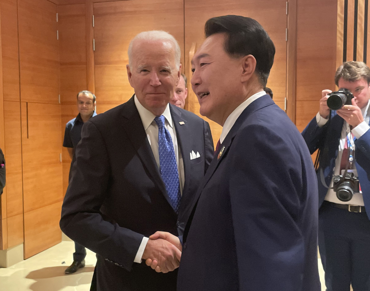 주요 20개국(G20) 정상회의에 참석한 윤석열 대통령이 9일(현지시간) 인도 뉴델리 바라트 만다팜 국제컨벤션센터의 양자회담장 로비에서 만나 대화하고 있다. [연합]