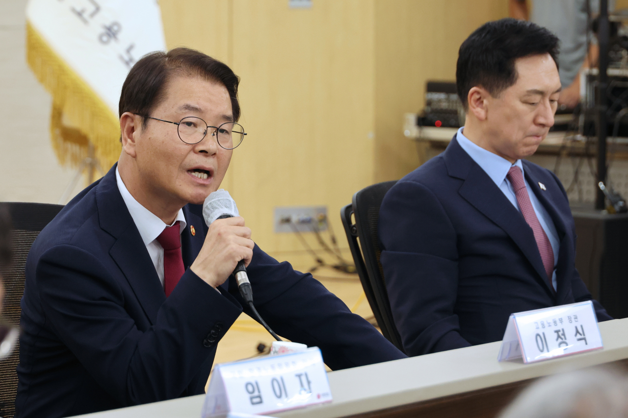 이정식 고용노동부 장관이 4일 오후 서울 중구 서울지방고용노동청에서 추석 명절 대비 임금체불 문제 대책을 논의하기 위해 열린 국민의힘 현장간담회에서 발언하고 있다. 정부는 이날부터 오는 27일까지 추석을 앞두고 임금을 못 받는 노동자가 없도록 '체불예방·청산 집중지도 기간'을 운영한다. [연합]