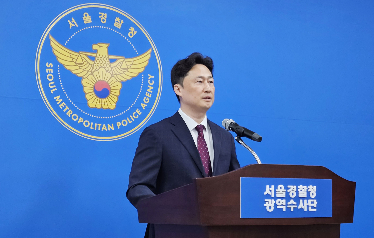 서울경찰청 마약범죄수사대 강선봉 수사2계장이 8일 서울 마포구 광역수사단 브리핑실에서 '해외 3개국 연계 마약 조직 적발 사건' 브리핑을 하고 있다. [연합]