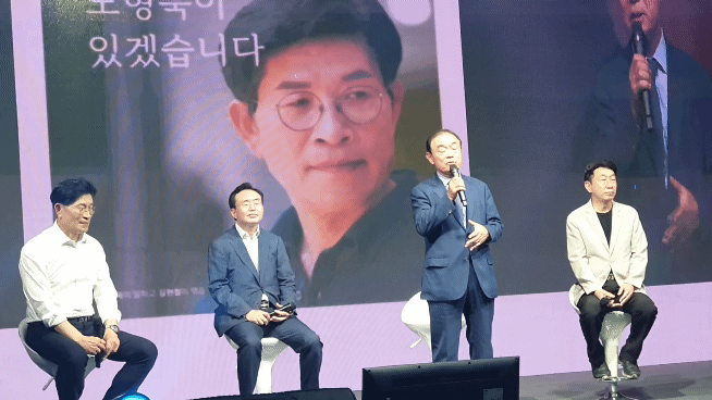 장병완 전 기획예산처 장관이 노형욱 전 장관에게 덕담을 건내고 있다. 두사람은 고등학교, 해병대, 직장 선후배라는 끈끈한 인연을 가지고 있다. 서인주 기자