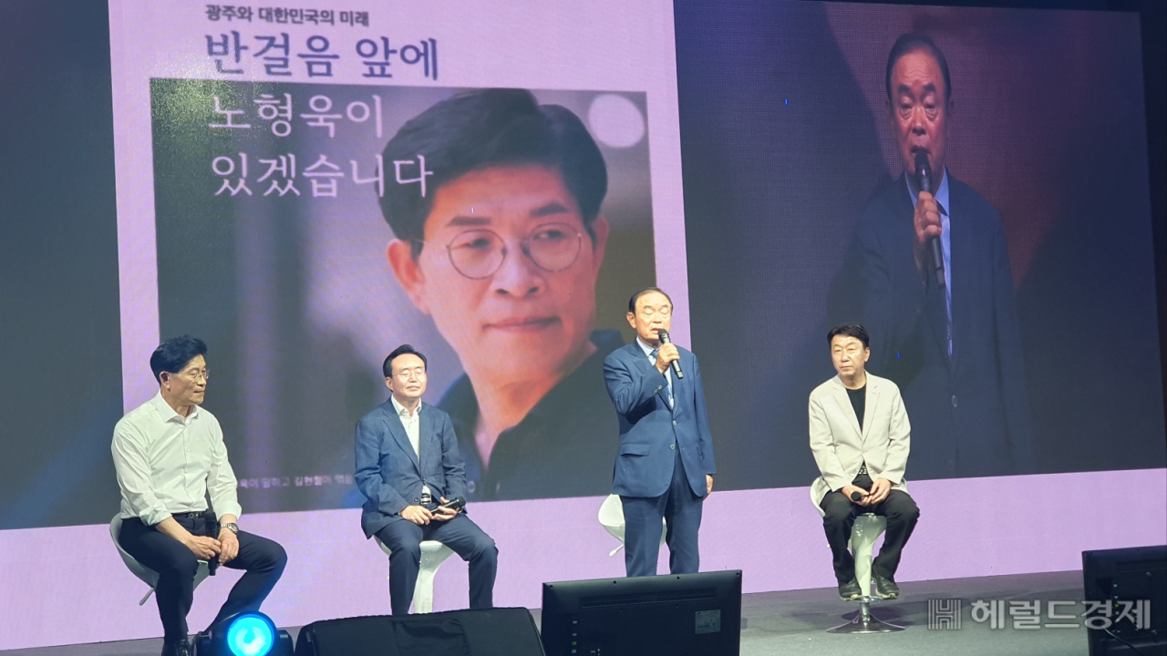 윤병태 나주시장, 장병완 전 기획예산처 장관, 우범기 전주시장 등 기재부 출신 선후배들이 출판기념회를 함께했다. 서인주 기자
