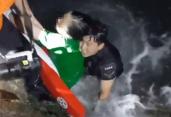 한밤중 바다에 빠진 여성 구조한 울산해경 해양경찰. [연합]