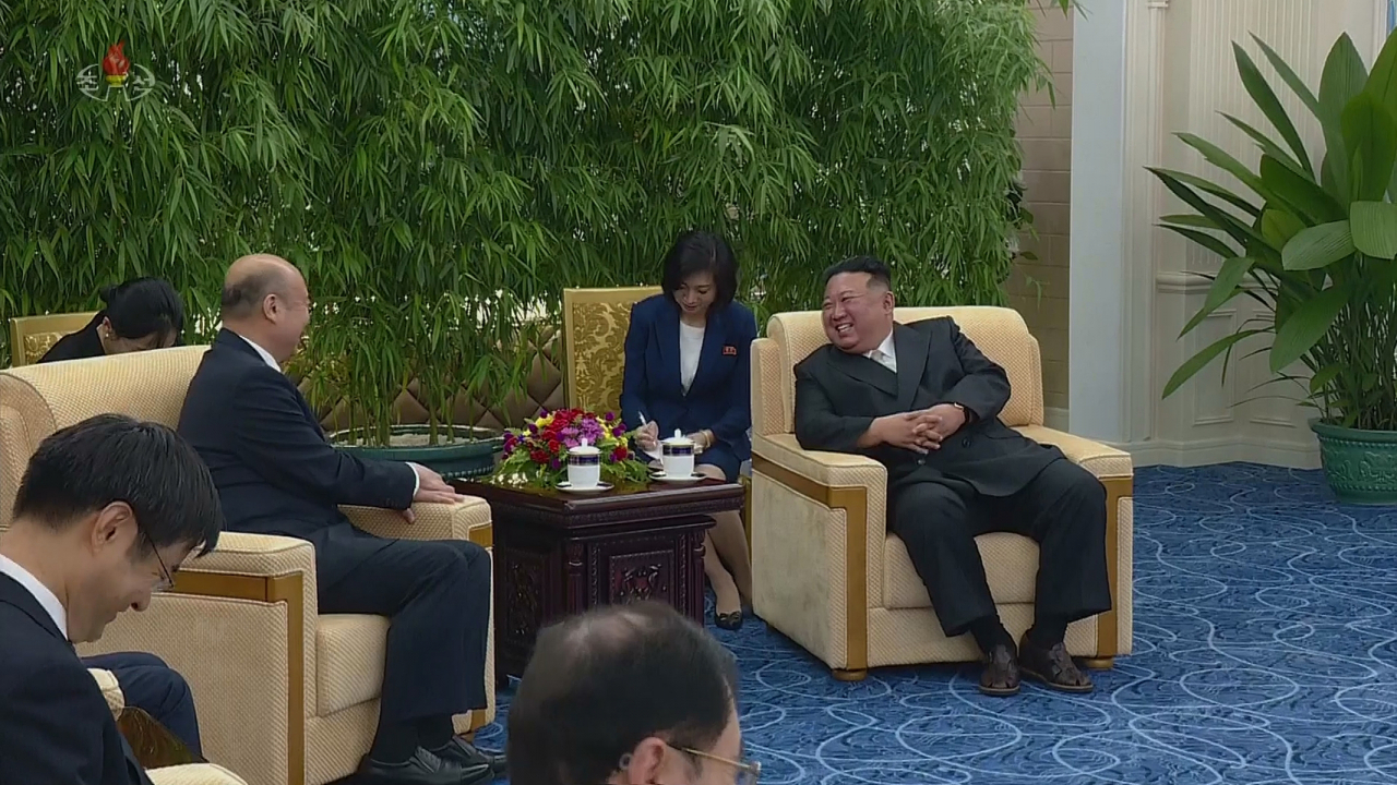 김정은 북한 국무위원장은 지난 8일 정권 수립 기념일(9·9절) 75주년을 맞아 북한을 방문한 중국 국무원 부총리인 류국중(류궈중)을 단장으로 하는 중국 당 및 정부대표단을 만나 담화를 했다고 조선중앙TV가 9일 보도했다. [연합]