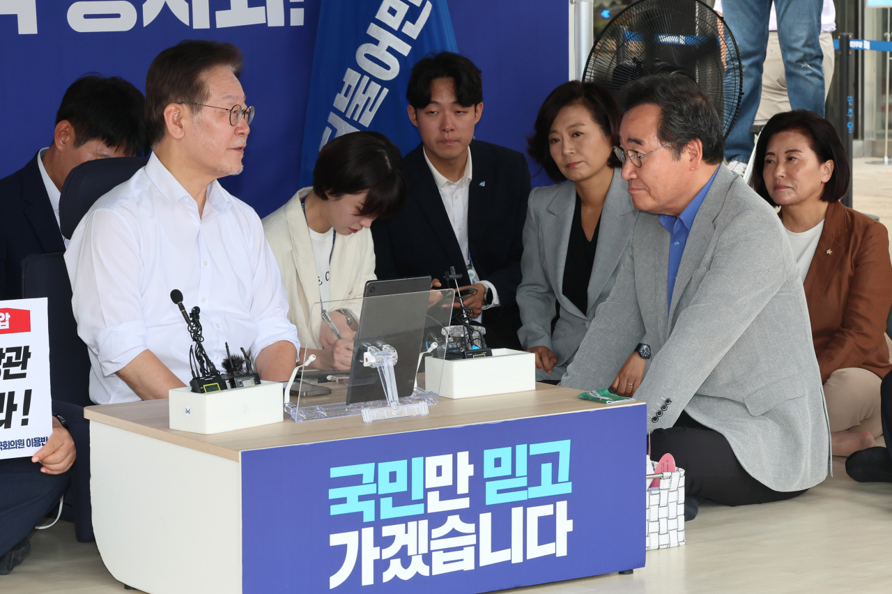 이낙연 더불어민주당 전 대표가 10일 국회 본청 앞 이재명 대표 단식 농성 천막을 방문, 이 대표와 대화하고 있다. [연합]