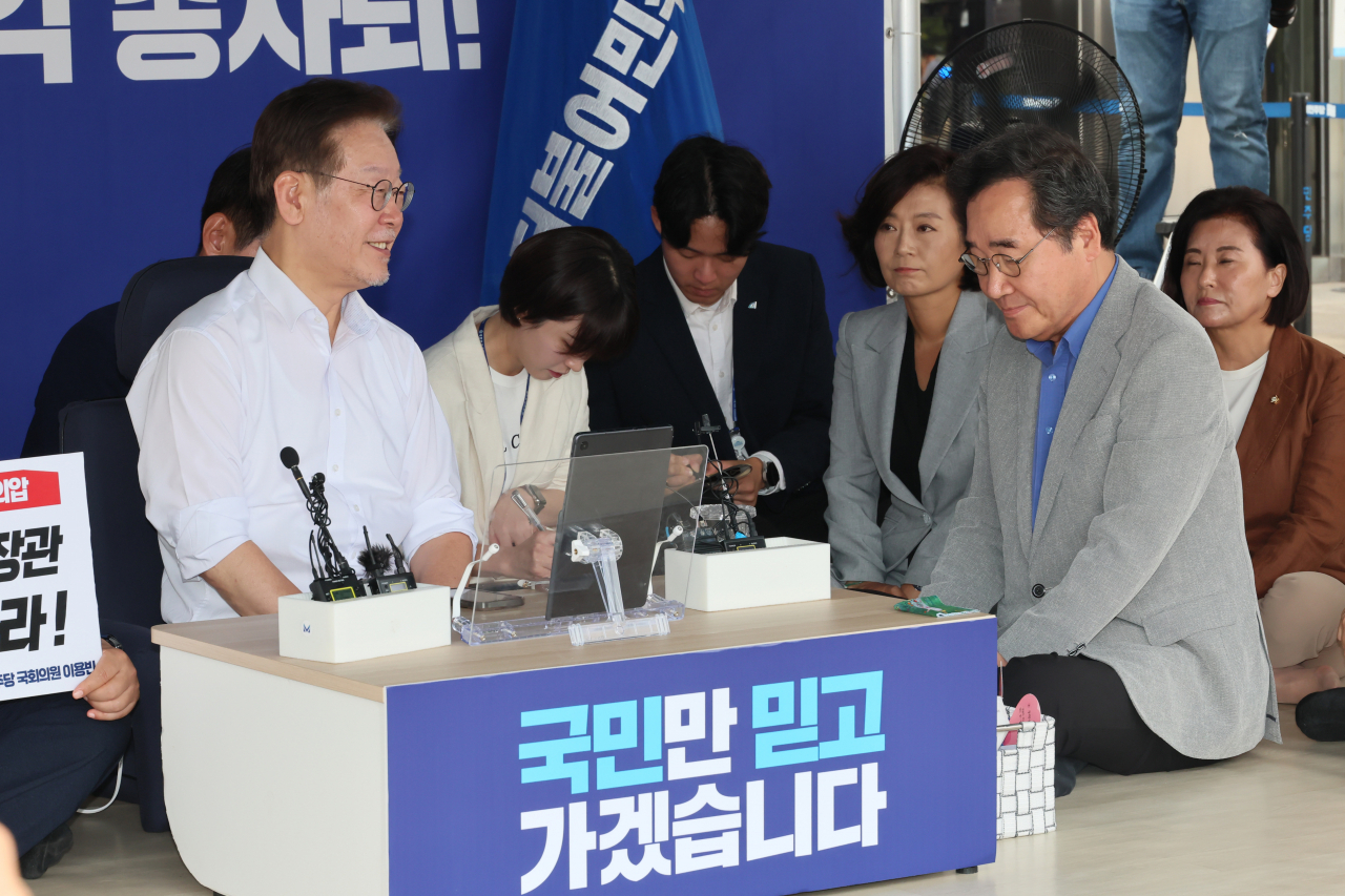 이낙연 전 더불어민주당 대표가 10일 국회 본청 앞 이재명 대표 단식 농성 천막을 방문해 이 대표와 대화하고 있다. [연합]