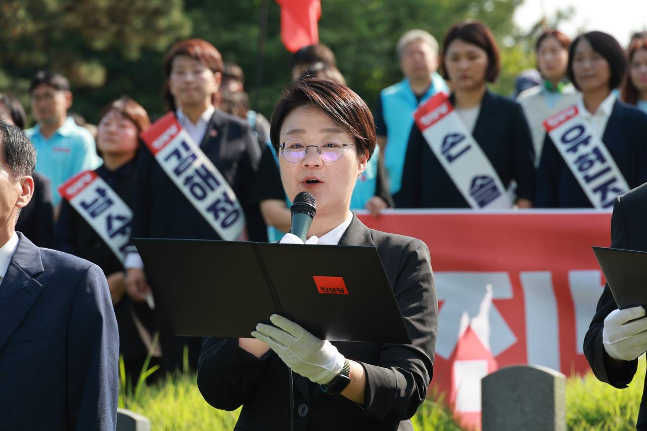 진보당 윤희숙 상임대표와 10일 오전 광주 북구 망월동 민족민주열사묘역을 참배한 뒤 정책당대회 선언문을 낭독하고 있다. 진보당은 "윤석열 정권을 심판하고 정치 교체로 새로운 대한민국을 만들겠다"고 선언했다.[연합]