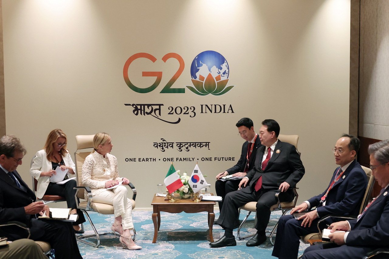주요 20개국(G20) 정상회의에 참석 중인 윤석열 대통령이 10일(현지시간) 인도 뉴델리의 정상회의장인 바라트 만다팜에서 조르자 멜로니 이탈리아 총리와 한·이탈리아 정상회담을 하고 있다. [연합]