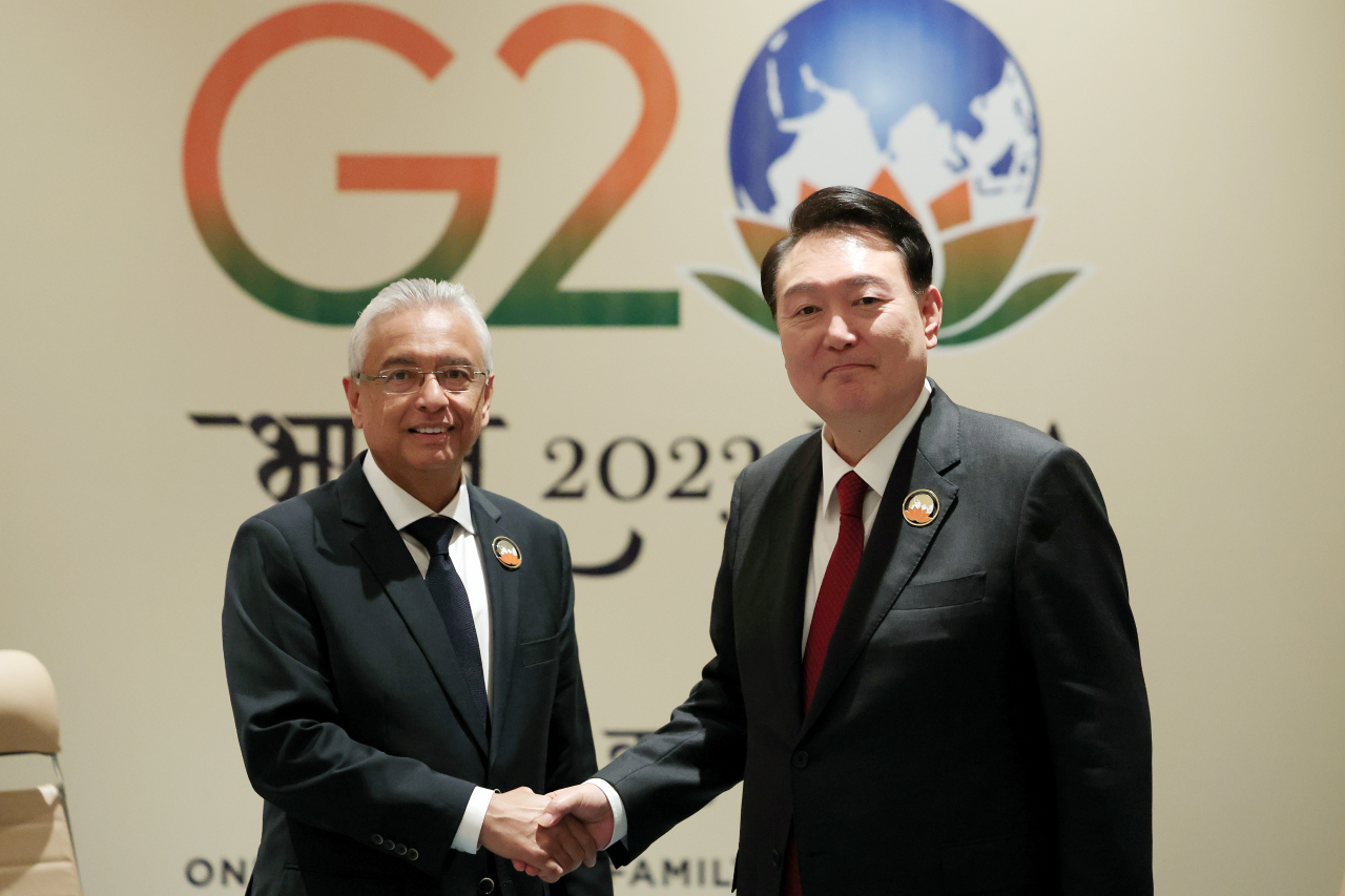 주요 20개국(G20) 정상회의에 참석 중인 윤석열 대통령이 10일(현지시간) 인도 뉴델리의 정상회의장인 바라트 만다팜에서 열린 한·모리셔스 정상회담에서 프라빈드 쿠마르 저그노스 모리셔스 총리와 악수하고 있다. [연합]