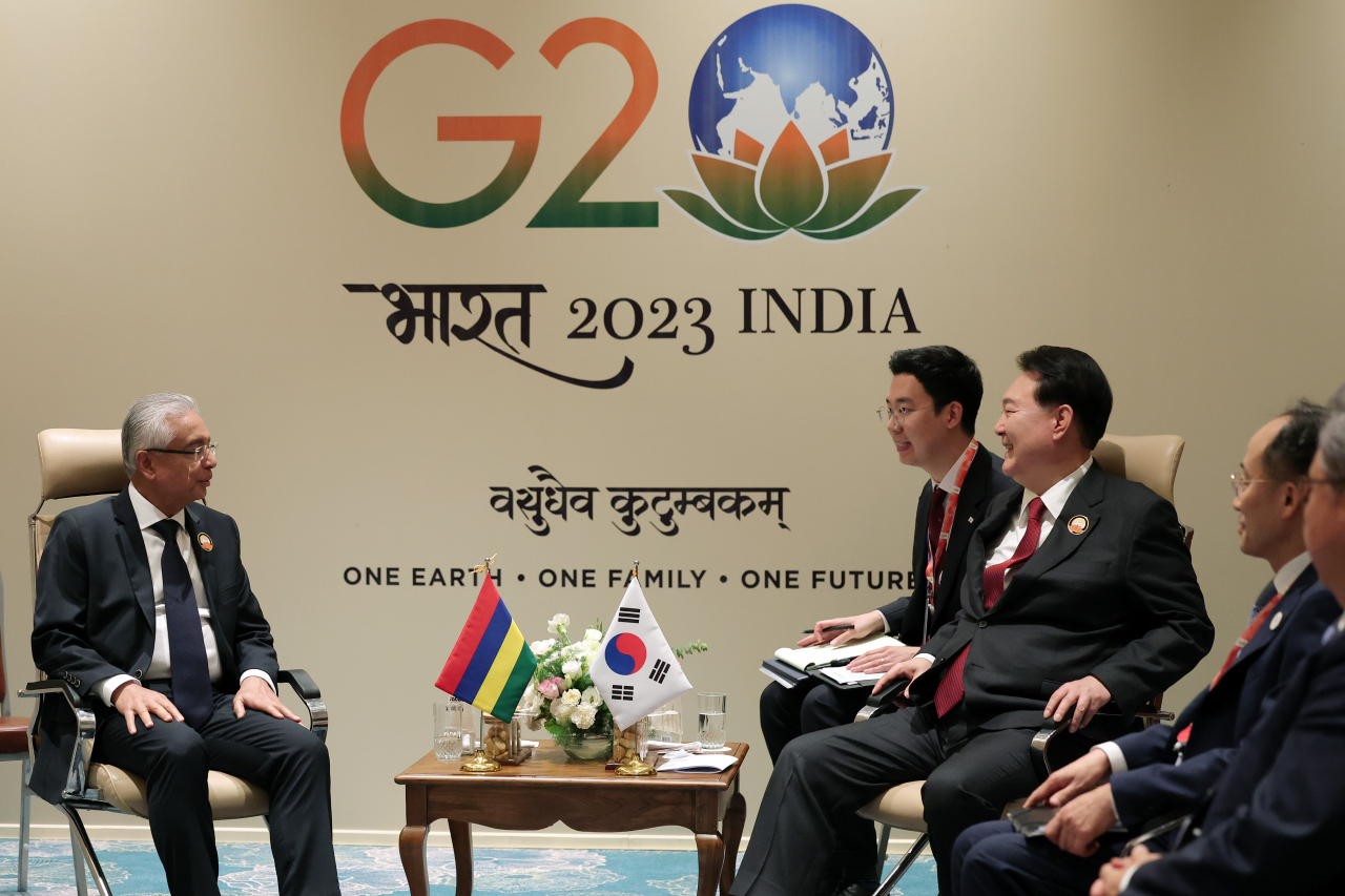 주요 20개국(G20) 정상회의에 참석 중인 윤석열 대통령이 10일(현지시간) 인도 뉴델리의 정상회의장인 바라트 만다팜에서 프라빈드 쿠마르 저그노스 모리셔스 총리와 한·모리셔스 정상회담을 하고 있다. [연합]