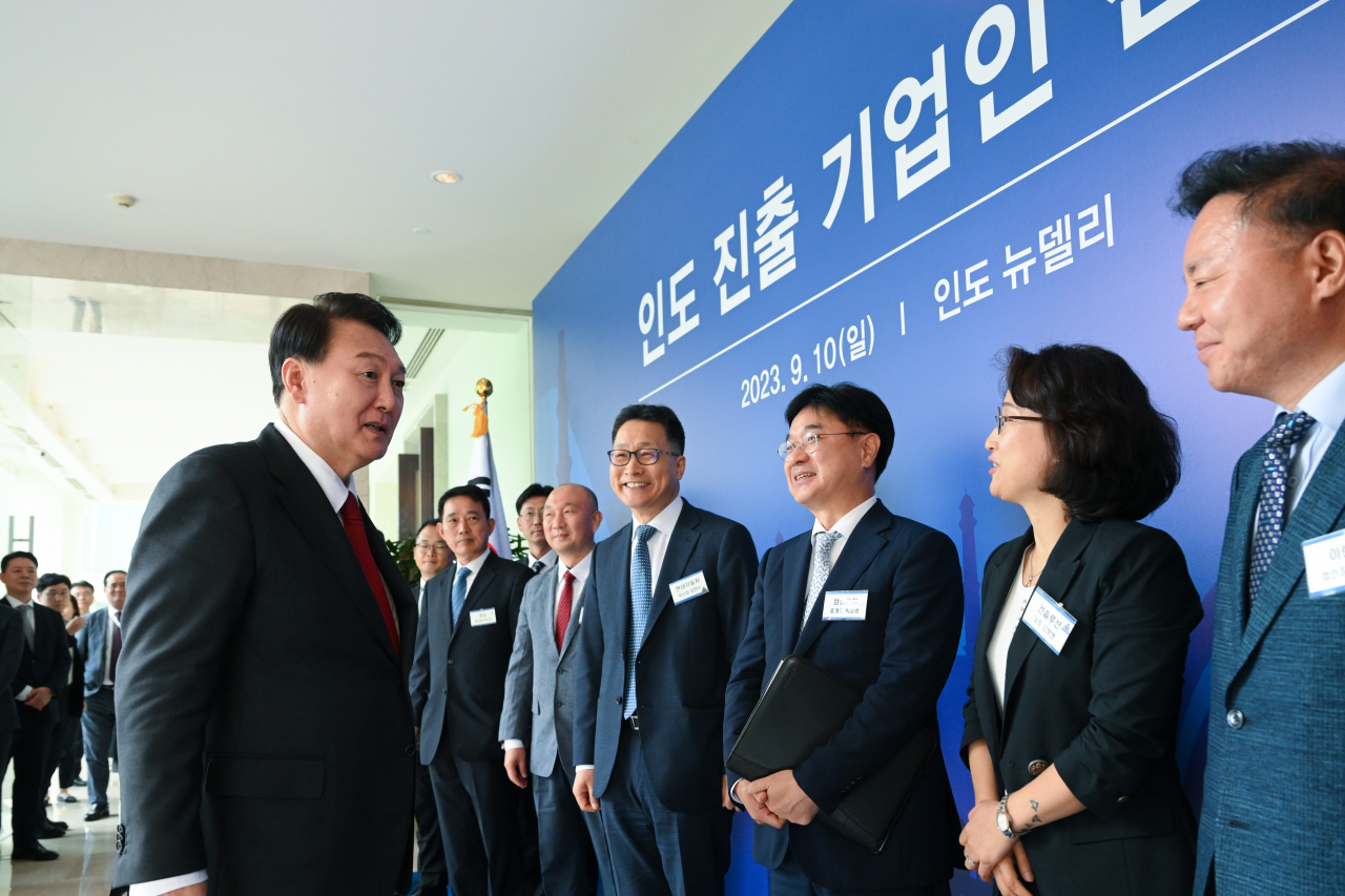윤석열 대통령이 10일(현지시간) 뉴델리 한 호텔에서 열린 인도 진출 기업인 오찬 간담회에서 참석 기업인들과 환담하고 있다. [연합]