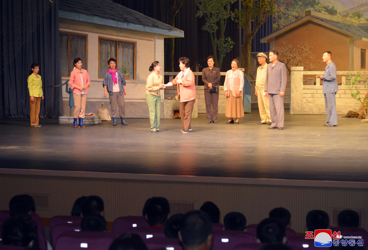 북한 조선중앙통신은 북한주민들이 정권수립일(9·9절)을 맞아 9일 전국 각지에서 다채로운 문화행사와 즐거운 휴식의 한때를 보냈다고 10일 보도했다. [연합]