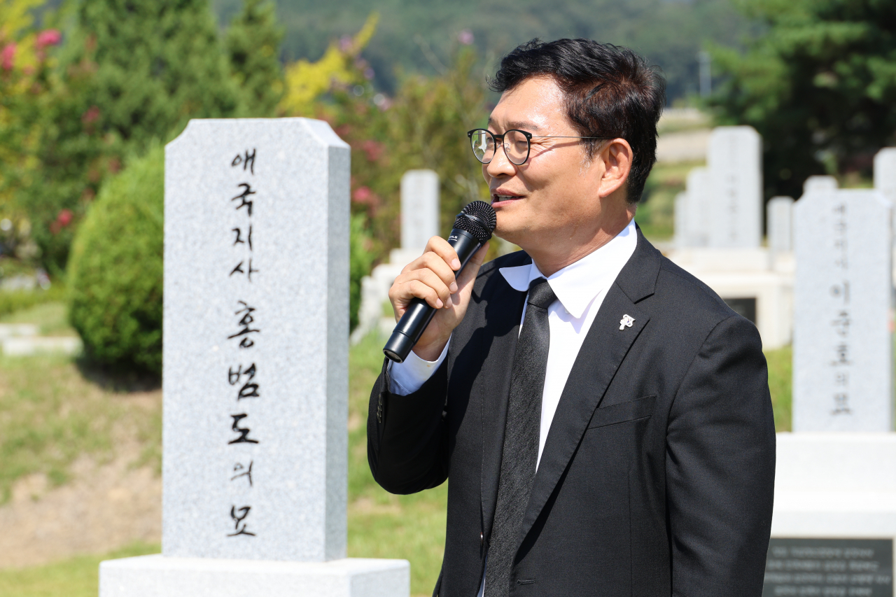 송영길 전 더불어민주당 대표가 10일 대전 유성구 국립대전현충원 홍범도 장군 묘역을 찾아 참배한 뒤 발언하고 있다. [연합]