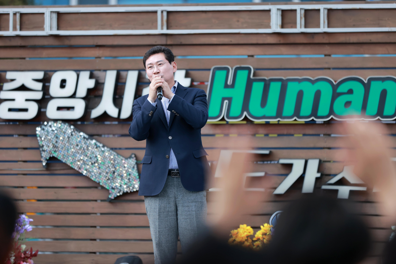 이상일 용인시장이 지난 10일 개최된 '나도 가수다' 왕중왕전 경연에서 깜짝 무대를 선보였다.[용인시 제공]