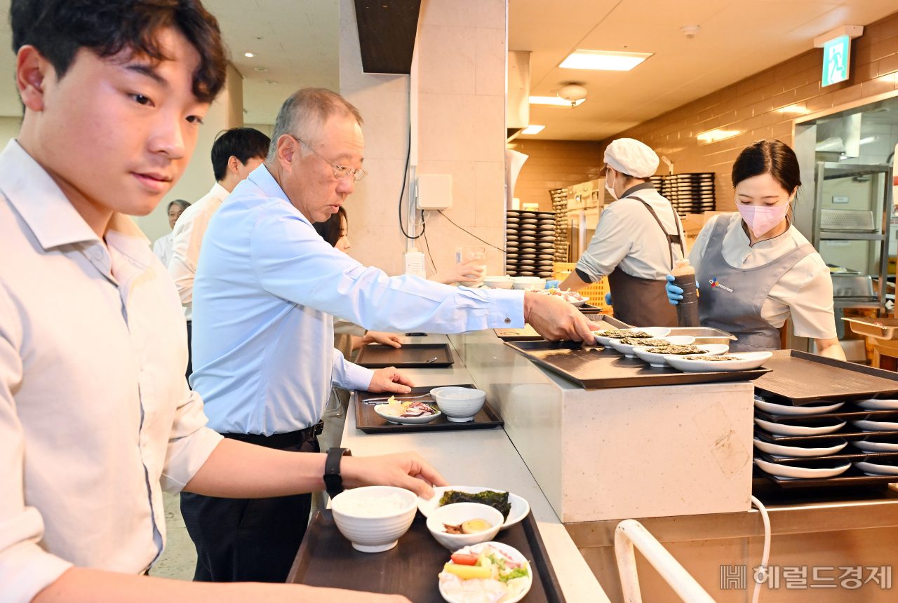 전국경제인연합회가 일본 후쿠시마 원전 오염수 방류 문제 등으로 어려움에 처한 농어촌과 중소기업 지원을 위해 '수산물 안심 소비 캠페인'을 진행한 가운데 11일 오전 류진 회장이 구내식당에서 음식을 받고 있다. 이상섭 기자