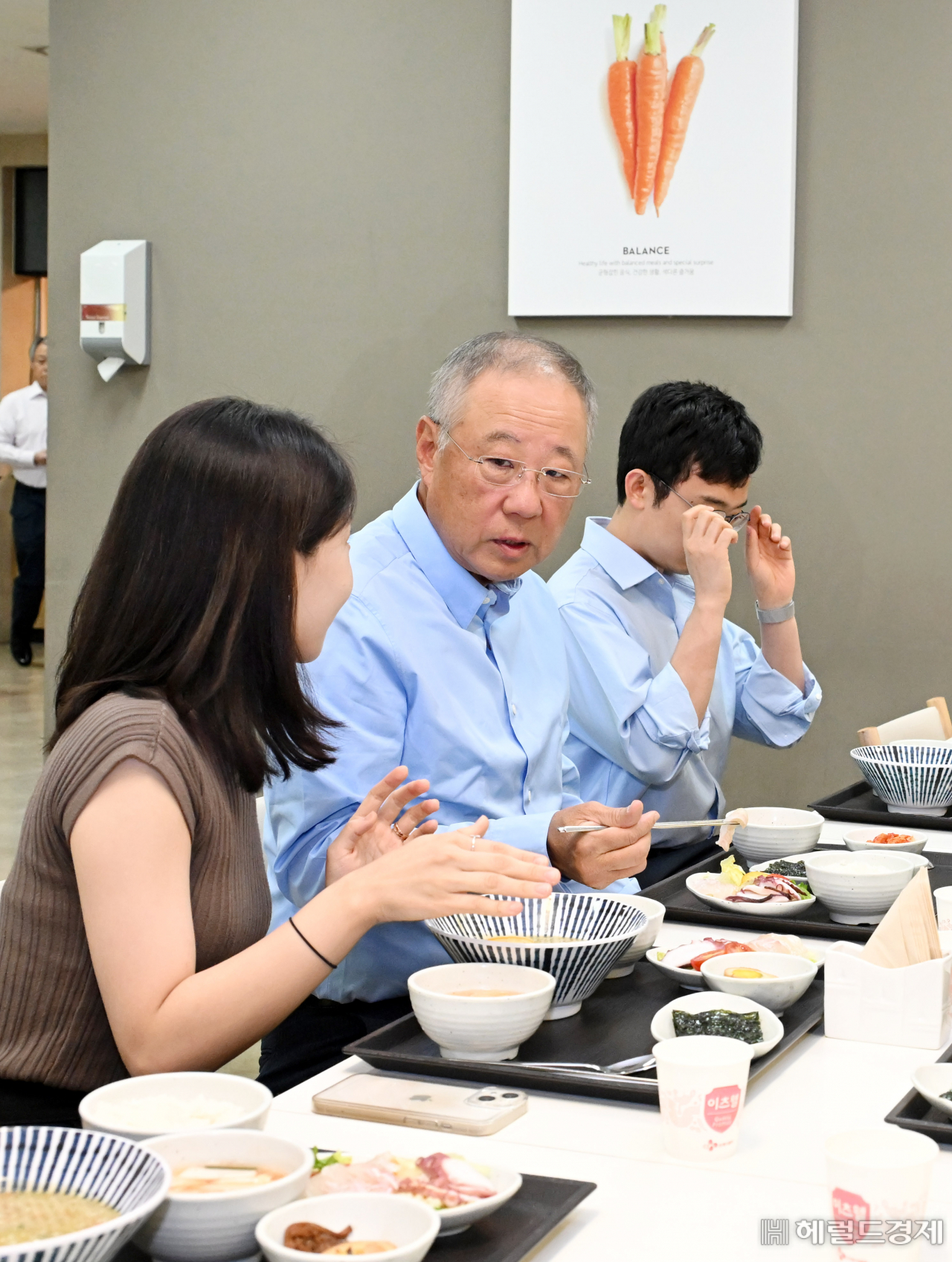 전국경제인연합회가 일본 후쿠시마 원전 오염수 방류 문제 등으로 어려움에 처한 농어촌과 중소기업 지원을 위해 '수산물 안심 소비 캠페인'을 진행한 가운데 11일 오전 류진 회장이 구내식당에서 직원들과 식사를 하고 있다. 이상섭 기자