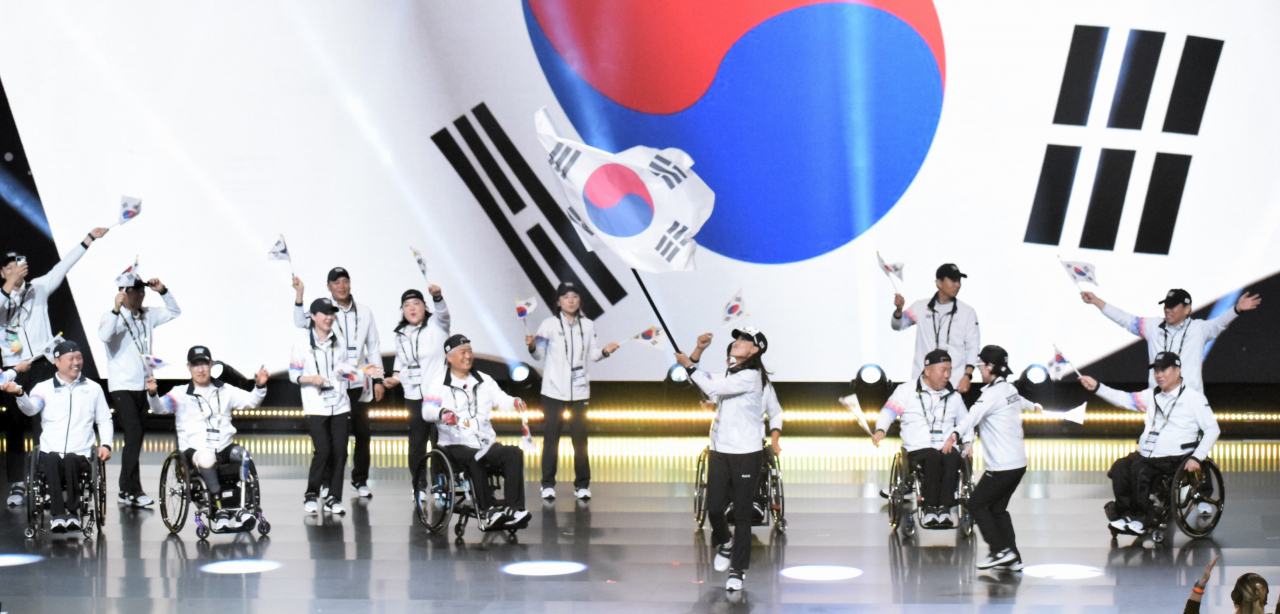 국가보훈부가 세계 상이군인 체육대회 인빅터스 게임 유치에 나섰다. 사진은 인빅터스 게임 2023에 출전한 대한민국 대표선수단이 9일(현지시간) 오후 독일 뒤셀도르프 메르쿠어 스필 아레나 특설무대에서 진행된 개막식에서 태극기를 앞세우고 입장하고 있다. [뒤셀도르프(독일)=국방부공동취재단]