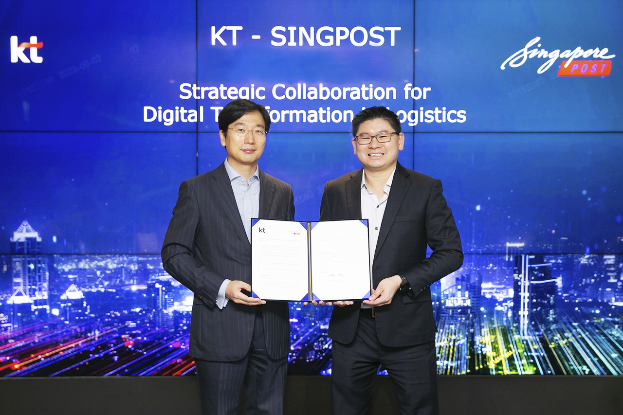 지난 7일 서울 송파구 KT송파사옥에서 열린 업무협약식에서 최강림 KT AI모빌리티사업단장 상무(왼쪽)와 에릭 여 싱포스트 부사장(오른쪽)이 기념사진을 촬영하고 있다. [KT 제공]