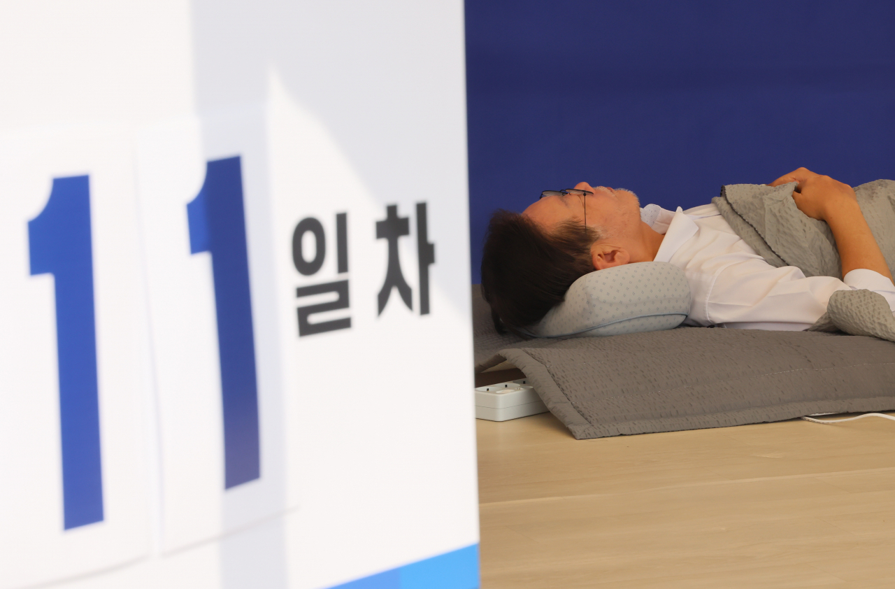 이재명 더불어민주당 대표가 단식 11일째인 10일 국회 앞 단식 농성 천막에서 자리에 누워 있다. [연합]