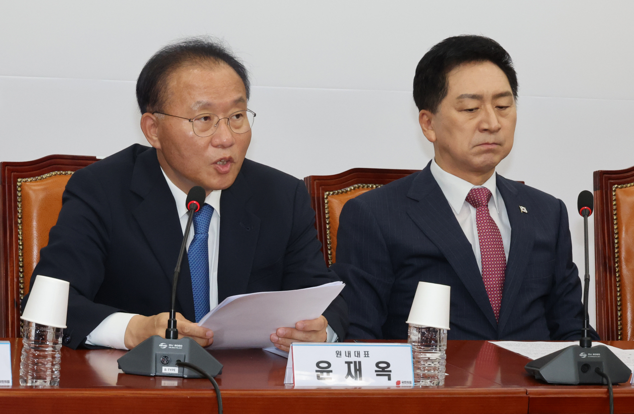 윤재옥 국민의힘 원내대표(왼쪽)가 11일 국회 당 사무실에서 최고위원회의에서 발언하고 있다. [연합]