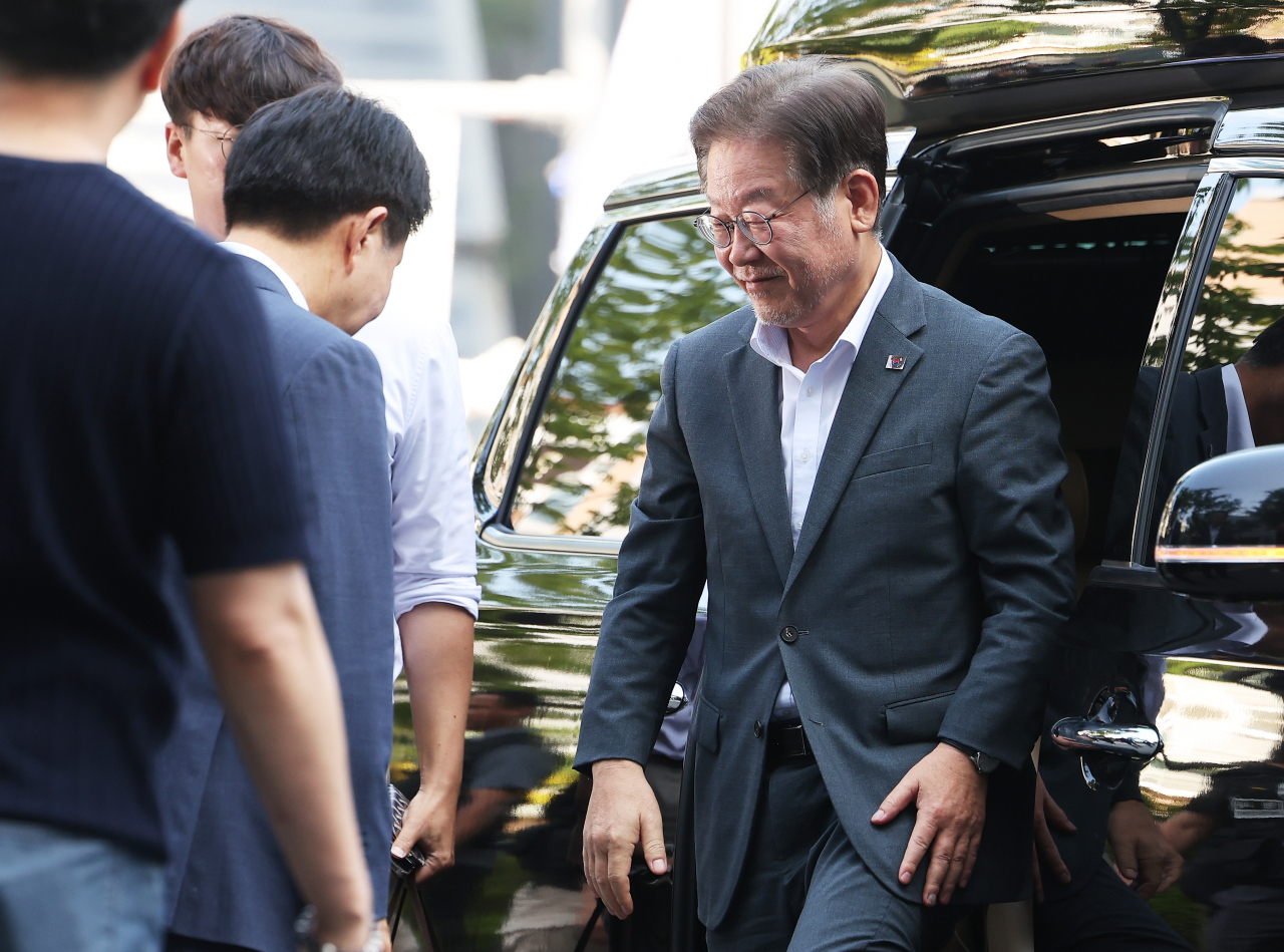 더불어민주당 이재명 대표가 ‘쌍방울 그룹 대북 송금’ 의혹 관련 피의자 신분으로 조사를 받기 위해 9일 오전 경기도 수원시 영통구 수원지방검찰청으로 출석하고 있다. [연합]