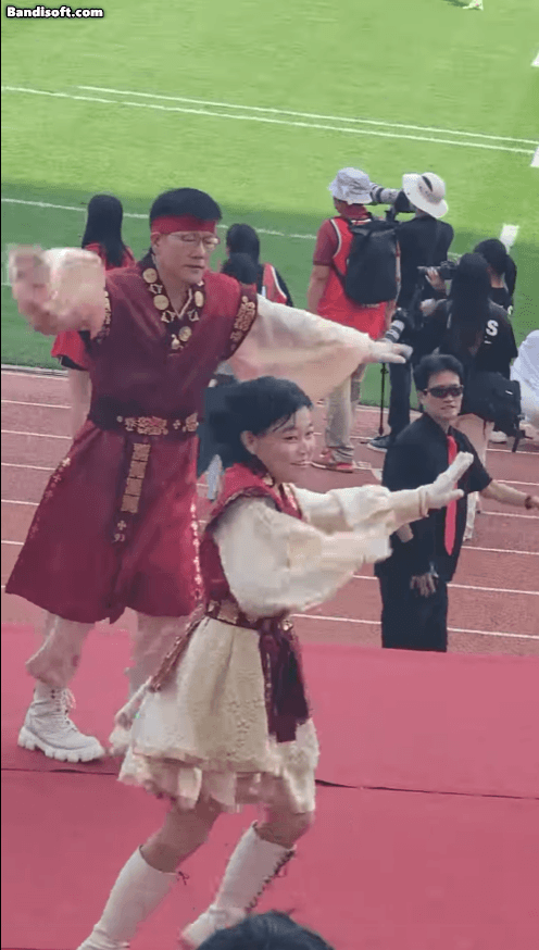 지난 9일 경기 고양시 일산 고양종합운동장에서 열린 ‘2023 정기 고려대학교·연세대학교 친선 경기대회’ 럭비 경기에서 응원단복을 입고 나와 같은 학번 교우들과 함께 응원동작을 선보이고 있는 임은정 검사. [이해동 SNS 갈무리]