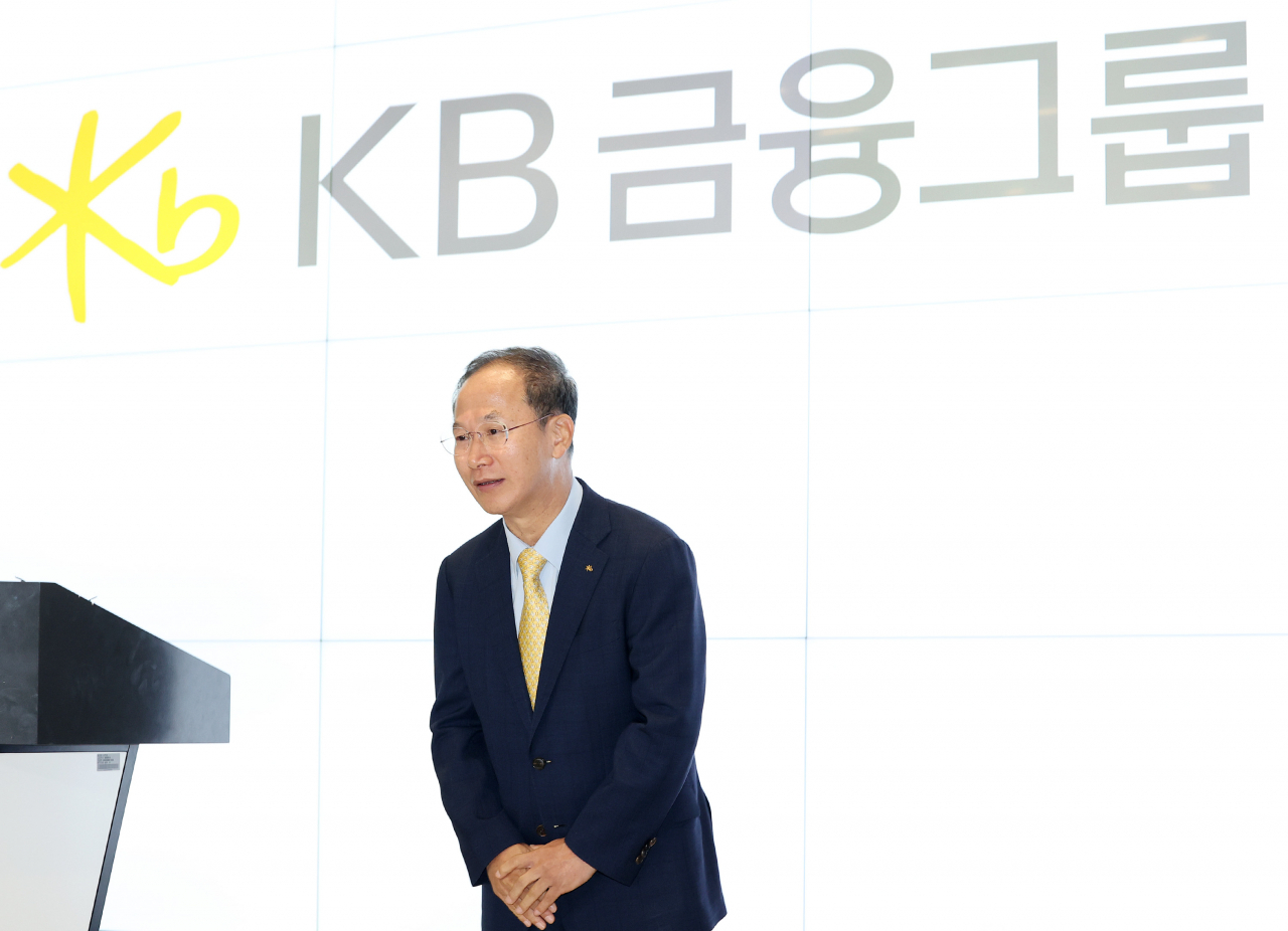 11일 오전 서울 영등포구 국민은행 신관에서 KB금융그룹 차기 회장 최종 후보로 선정된 양종희 KB금융지주 부회장이 취재진의 질문에 답하고 있다.[연합]