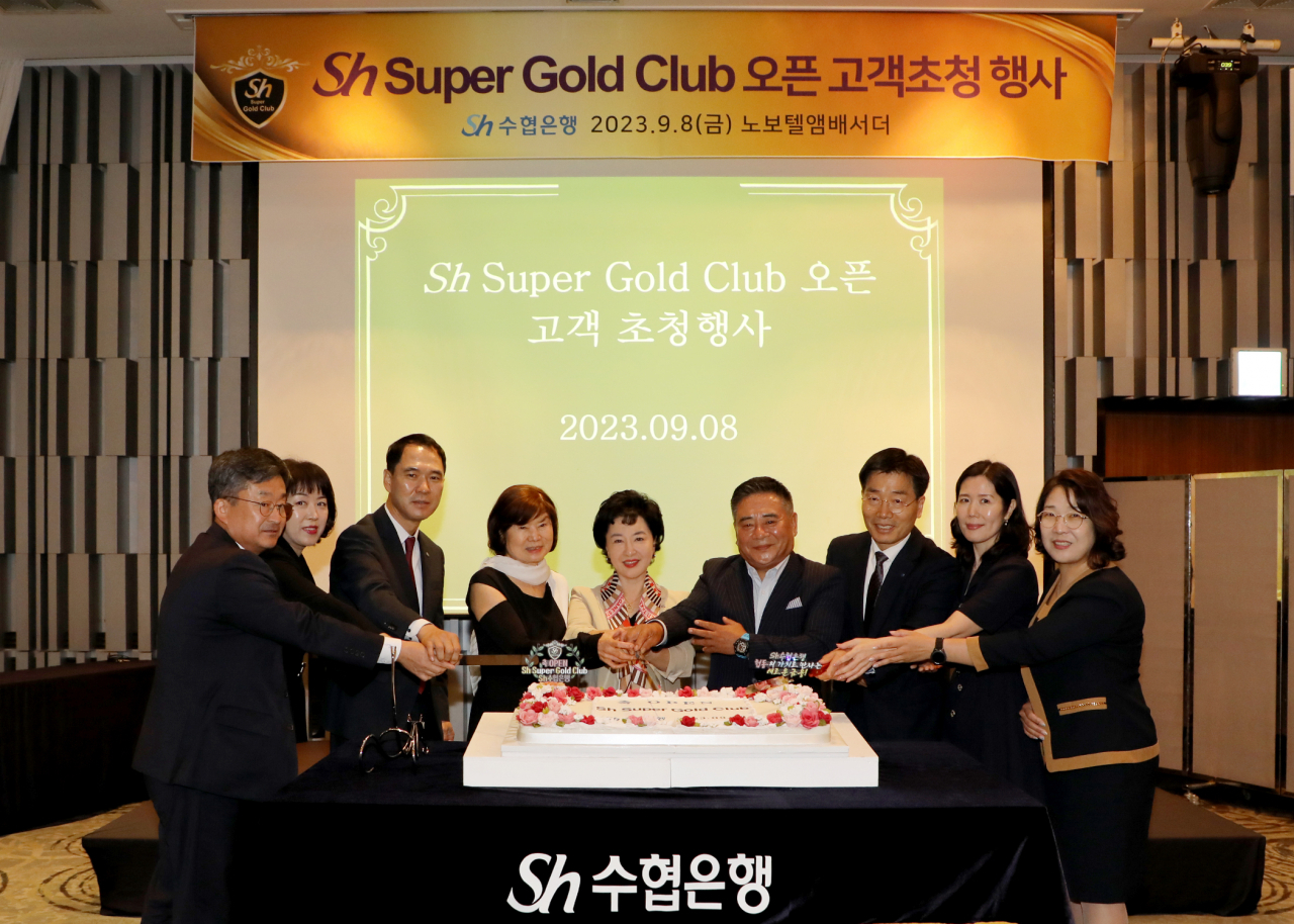 Sh수협은행은 8일 서울 강남구 노보텔엠베서더호텔에서 ‘Sh수퍼골드클럽’ 오픈 기념 우수 고객 초청 행사를 진행했다. 강신숙 수협은행장(가운데)과 우수 고객, PB 지점장 등 참석자들이 케이크 커팅을 하고 있다. [사진=수협은행]