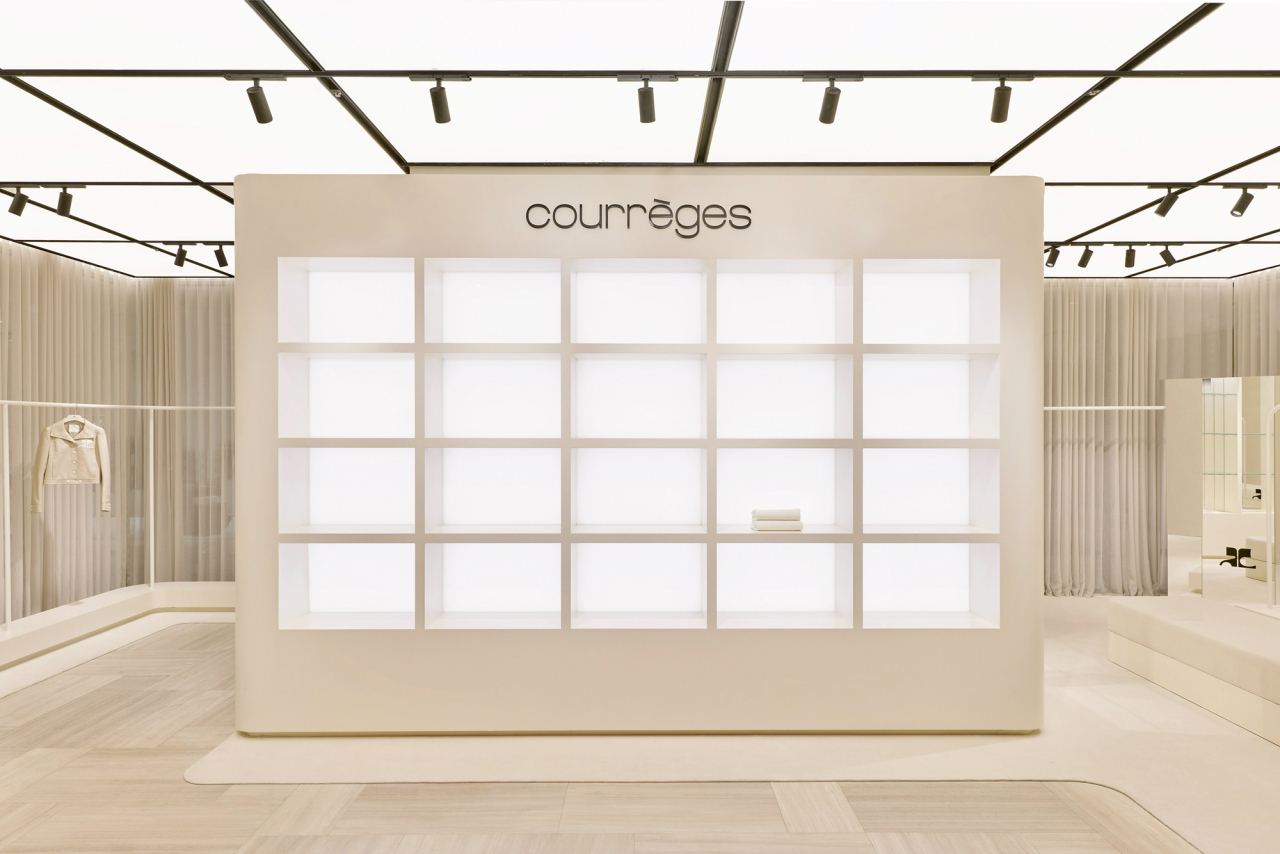 신세계인터내셔날이 수입·판매하는 프랑스 럭셔리 패션하우스 꾸레쥬(Courr&egrave;ges)가 8일 신세계백화점 강남점에 국내 첫 번째 단독 매장을 오픈했다. 매장 모습. [신세계인터내셔날 제공]