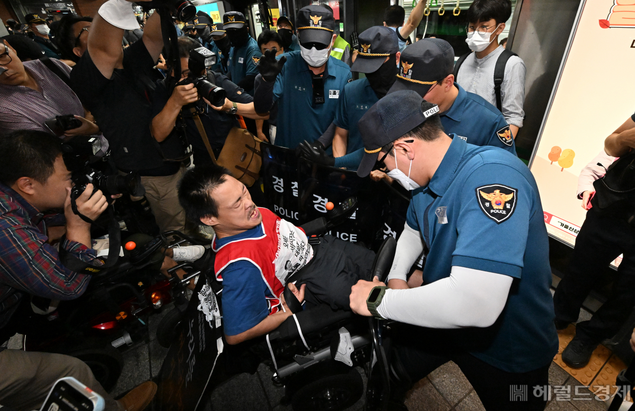 약 8개월 만에 지하철 출근길 시위를 재개한 전국장애인차별철폐연대(전장연)가 11일 서울 중구 지하철 2호선 시청역에서 지하철 탑승을 시도하며 경찰과 대치하고 있다. 임세준 기자