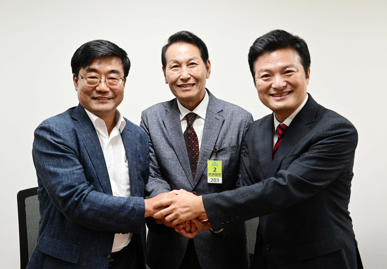 서울 강서구청장 보궐선거 국민의힘 예비후보인 김태우 전 강서구청장(오른쪽부터), 김용성 전 서울시의원, 김진선 강서병 당협위원장이 11일 국회에서 당 공천관리위원회 면접을 기다리고 있다. [연합]