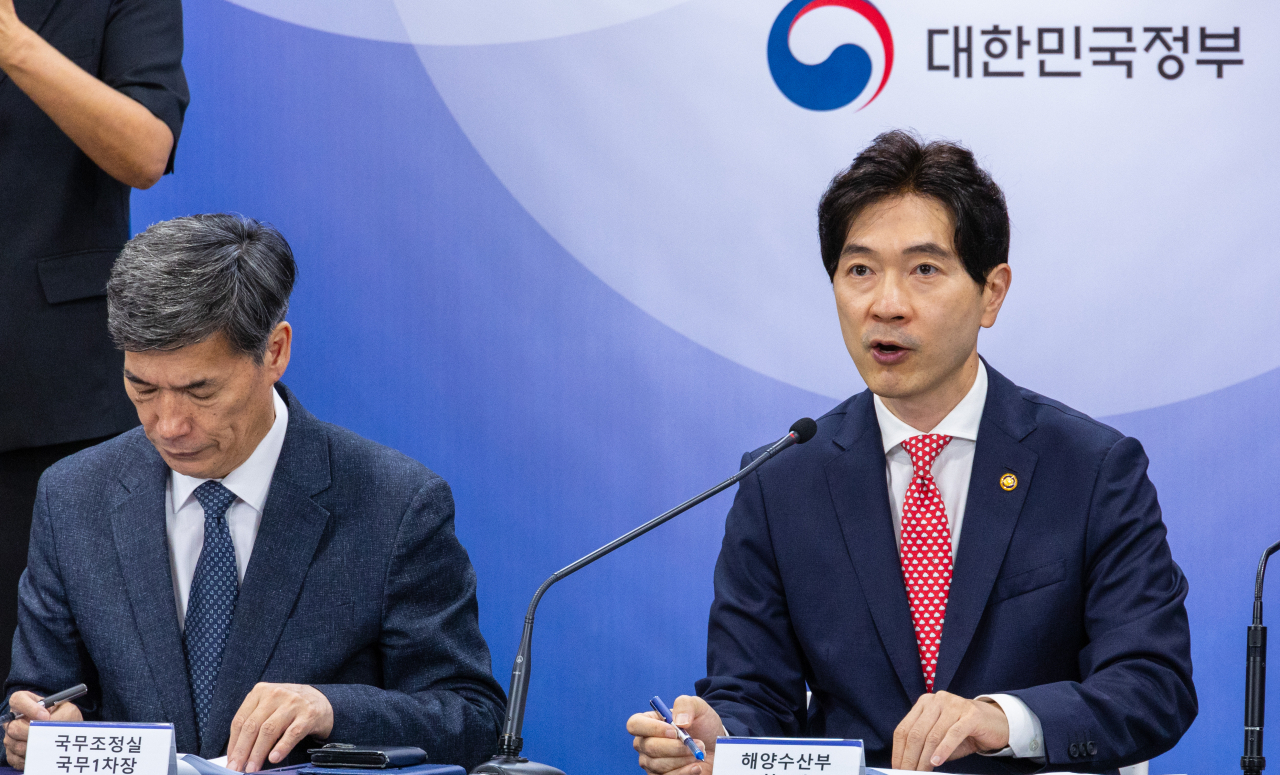 박성훈 해양수산부 차관(오른쪽)이 11일 오전 서울 종로구 정부서울청사에서 열린 후쿠시마 원전 오염수 방류 관련 정부 일일 브리핑에 참석해 우리 해역 수산물 안전 관리 현황을 설명하고 있다. 연합뉴스