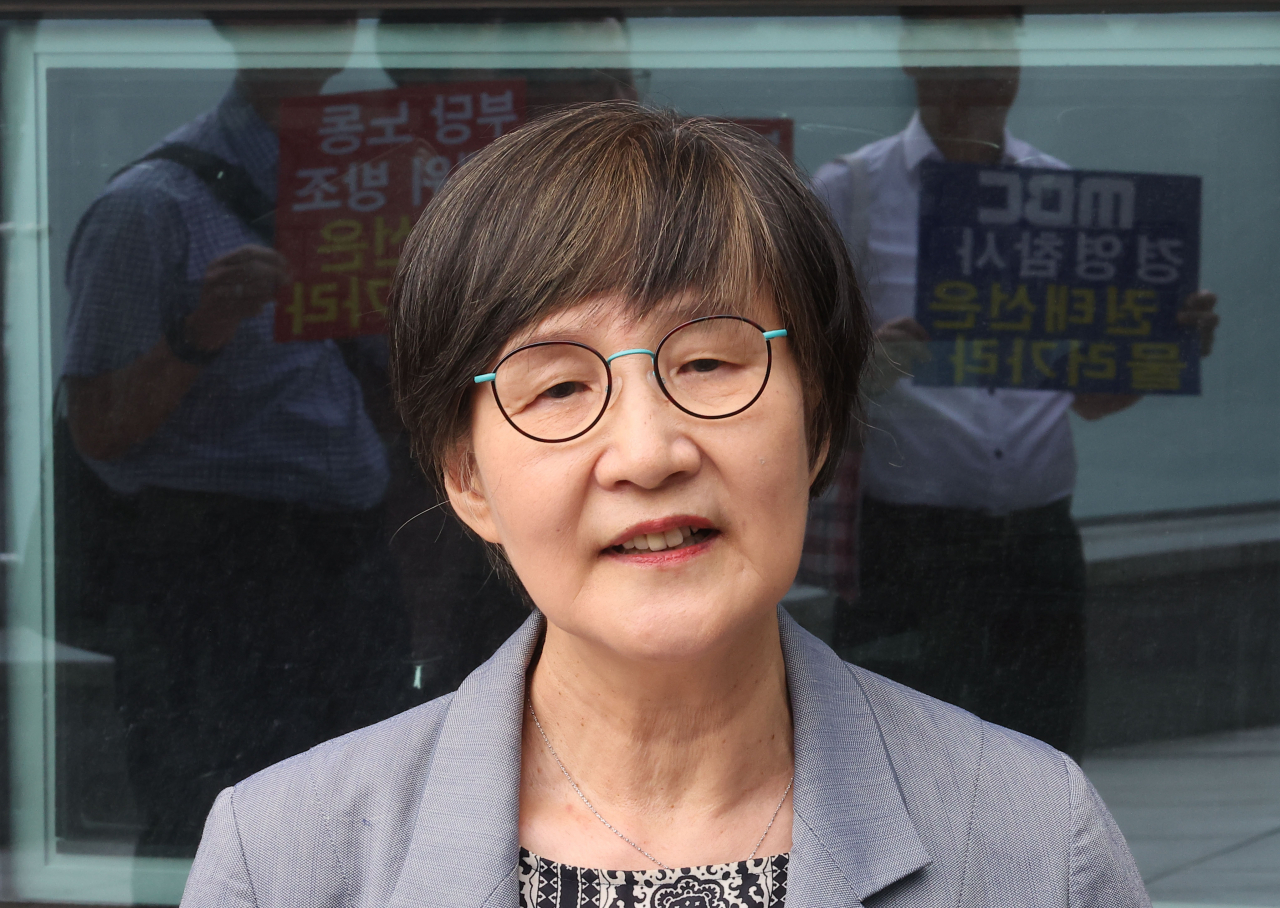 권태선 전 방송문화진흥회 이사장이 지난달 31일 서울행정법원에서 열린 방송통신위원회 해임 처분 집행정지 신청 심문기일에 출석하며 발언하고 있다. [연합]