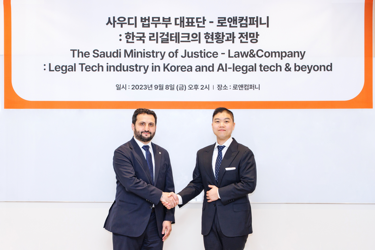 김본환(오른쪽) 로앤컴퍼니 대표가 지난 8일 강남 로앤컴퍼니 사옥에 방문한 사우디아라비아 법무부 대표단의 야세르 알수다이스 법무부 기획개발 차관보 겸 비전 실현 총괄과 기념사진을 찍고 있다. [로앤컴퍼니 제공]