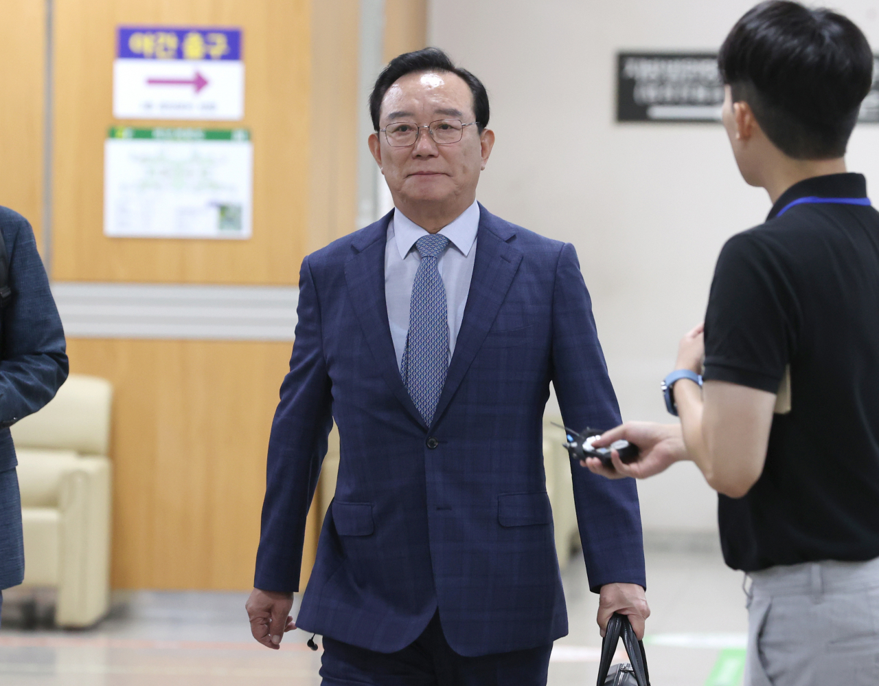 송철호 전 울산시장이 11일 오전 서울중앙지방법원에서 열린 문재인 정부 당시 청와대의 울산시장 선거 개입 의혹 관련 1심 결심 공판에 출석하고 있다. [연합]