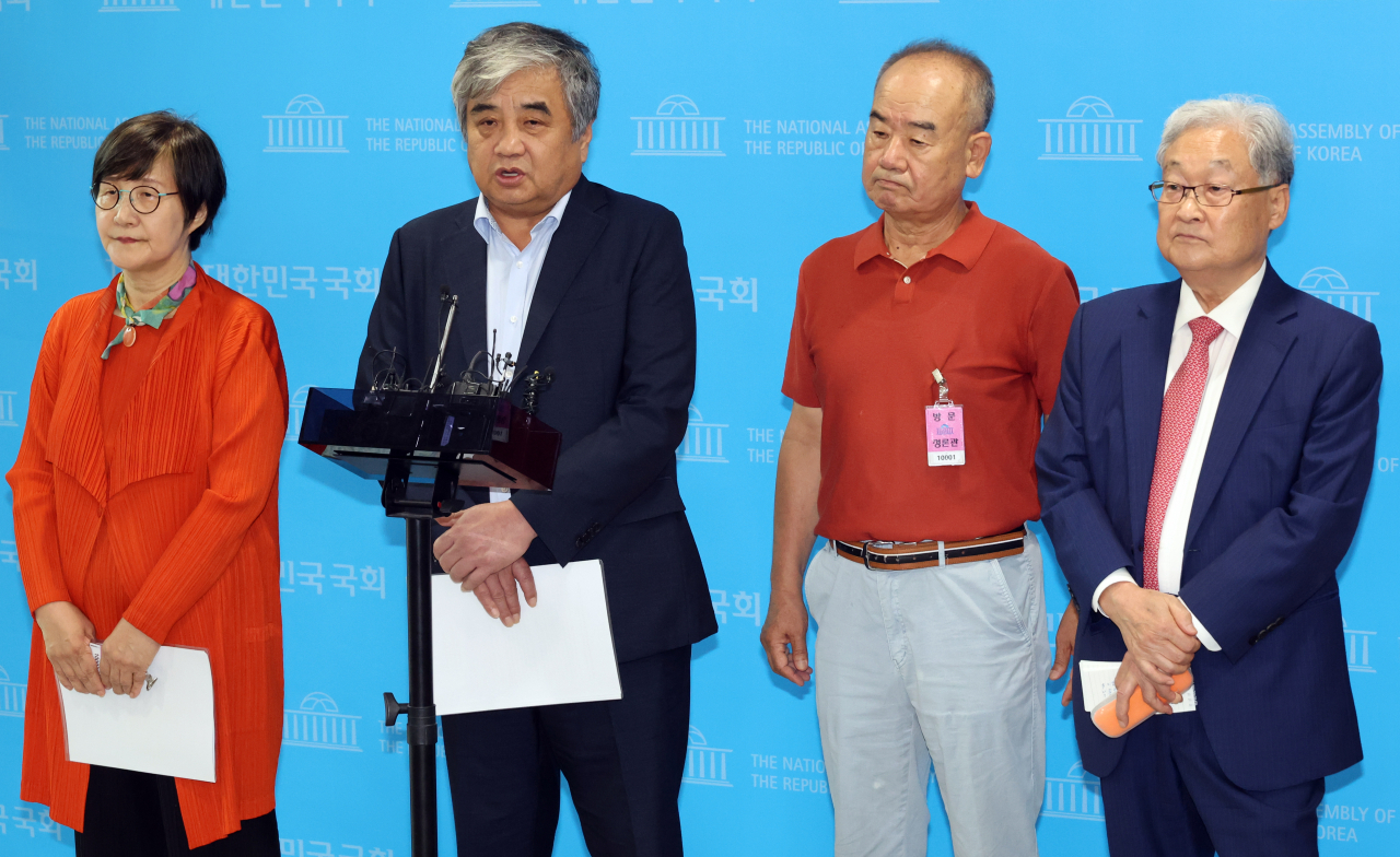 11일 국회에서 '해직 방송 기관장' 긴급 기자회견이 열리고 있다. 왼쪽부터 왼쪽부터 권태선 방송문화진흥회 이사장, 한상혁 전 방송통신위원장, 남영진 전 KBS 이사장, 정연주 전 방송통신심의위원장. [연합]