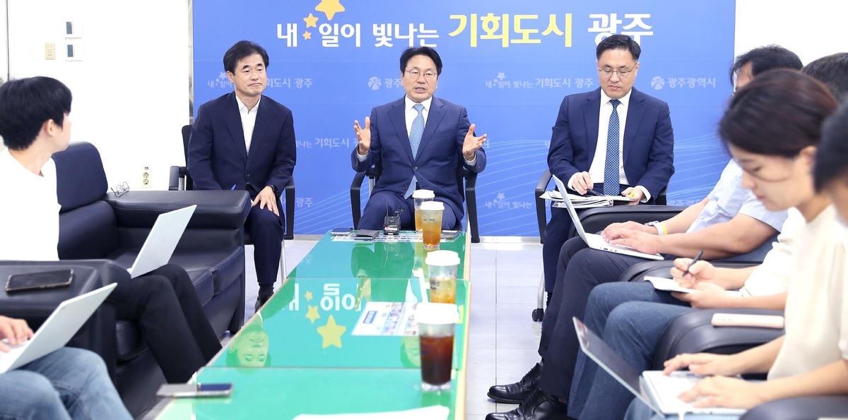 차담회 하는 강기정 광주시장[광주시 제공]