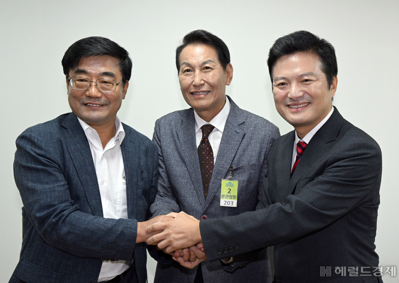 강서구청장 보궐선거 예비후보인 김진선 서울 강서병 당협위원장, 김용성 전 서울시의원, 김태우 전 강서구청장이 11일 서울 여의도 국회에서 열린 공천관리위원회 후보면접을 앞두고 대기실에서 기다리고 있다. 이상섭 기자