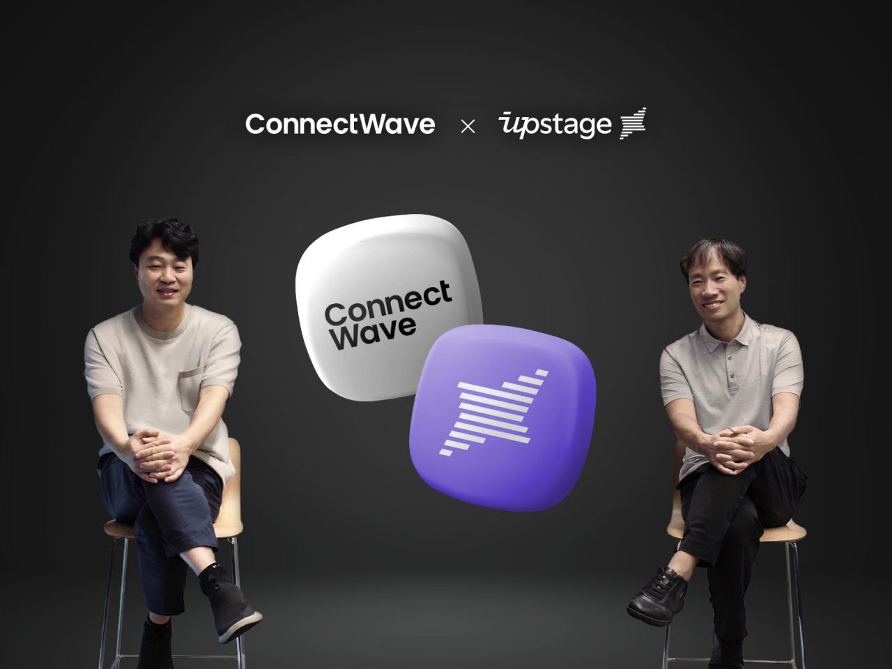 ‘다나와GPT(가칭)’ 구축 계약식에 참석한 이건수(왼쪽) 커넥트웨이브 대표집행임원과 김성훈 업스테이지 대표. [커넥트웨이브 제공]
