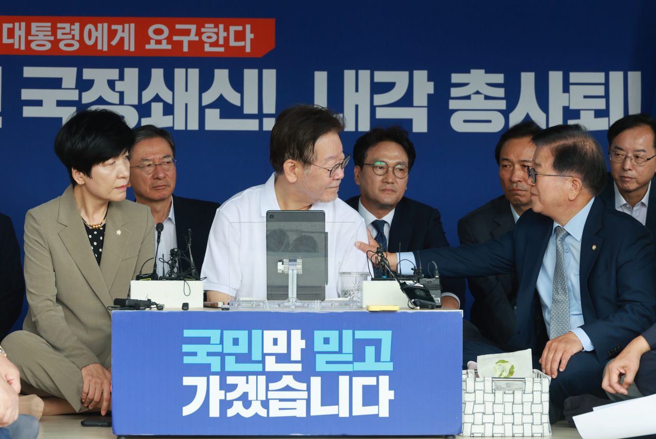 단식농성을 12일째 이어가고 있는 이재명 더불어민주당 대표가 11일 오전 국회 앞 천막에서 중진의원들과 만나 이야기를 나누고 있다. [연합]