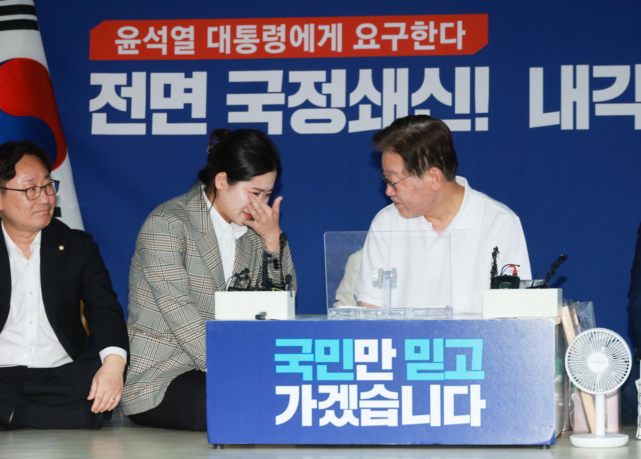 더불어민주당 이재명 대표가 11일 국회 본청 앞 단식농성 천막에서 박지현 전 더불어민주당 공동비대위원장과 이야기를 나누고 있다. [연합]