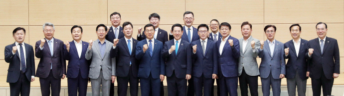 11일 전남도청 왕인실에서 열린 2023 더불어민주당-전남도 예산정책협의회에서 박광온 원내대표와 김영록 도지사 등 참석자들이 기념 촬영을 하고 있다.[전남도 제공]