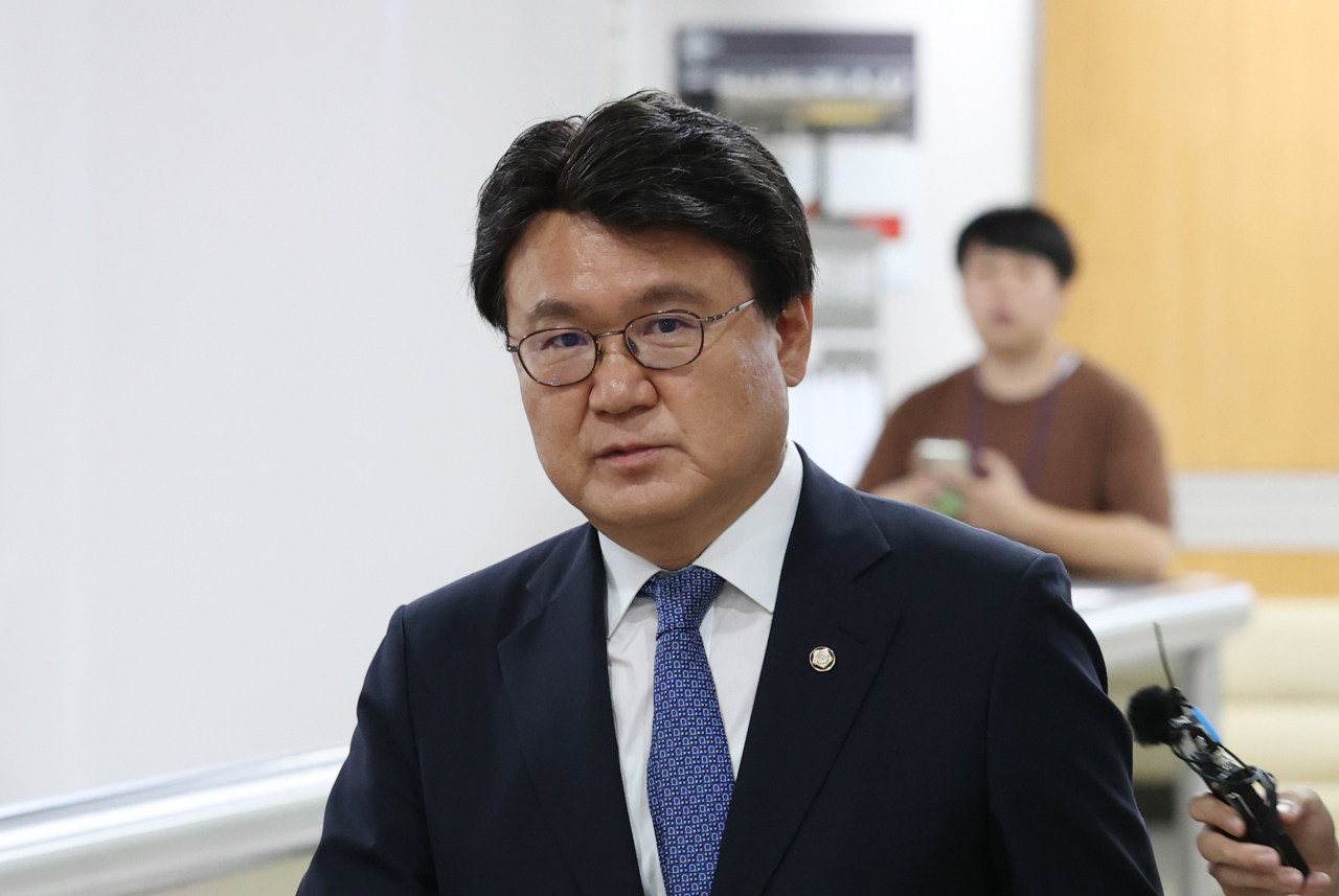 황운하 더불어민주당 의원이 지난 11일 오전 서울 서초구 서울중앙지방법원에서 열린 문재인 정부 당시 청와대의 울산시장 선거 개입 의혹 관련 1심 공판에 출석하고 있다. [연합]