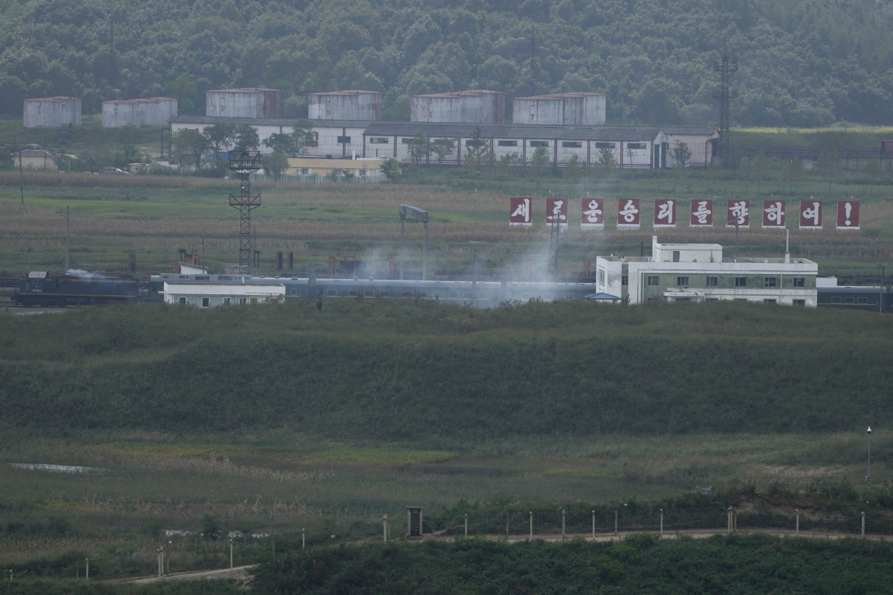 러시아·중국과의 북한 국경에 ‘새로운 승리를 향하여’라는 문구가 보인다. 김정은 북한 국무위원장의 전용 열차로 추정되는 열차가 지나가고 있다.[AP]